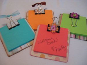 Em: http://dollarstorecrafts.com/2009/09/sticky-note-clipboards/